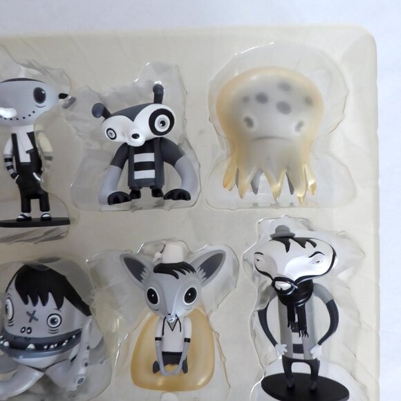 RARE NEW 2005 3” SCARY GIRL MONO BLACK WHITE EDITION DESIGNER VINYL FIGURE SET - Picture 5 of 16